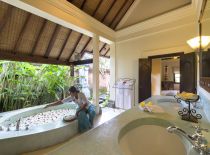 Villa Frangipani, Master Bathroom